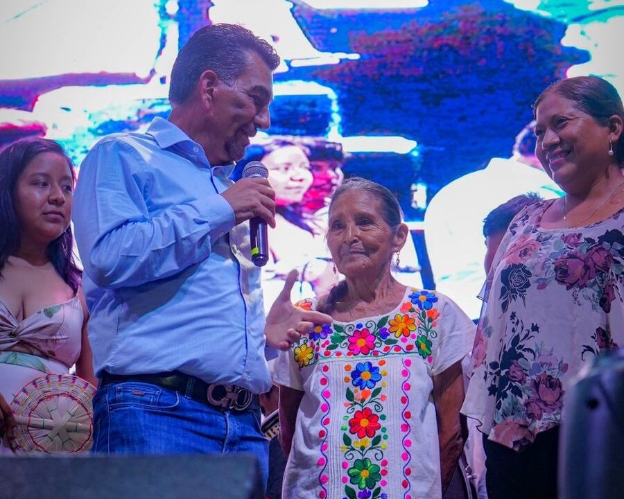 ALFREDO SAN ROMÁN CELEBRA Y RECONOCE A LAS MADRES HUEJUTLENSES EN SU DÍA