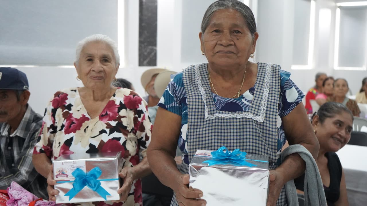DIF HUEJUTLA CELEBRA Y RECONOCE CONTRIBUCIÓN DE ADULTOS MAYORES EN LA SOCIEDAD.