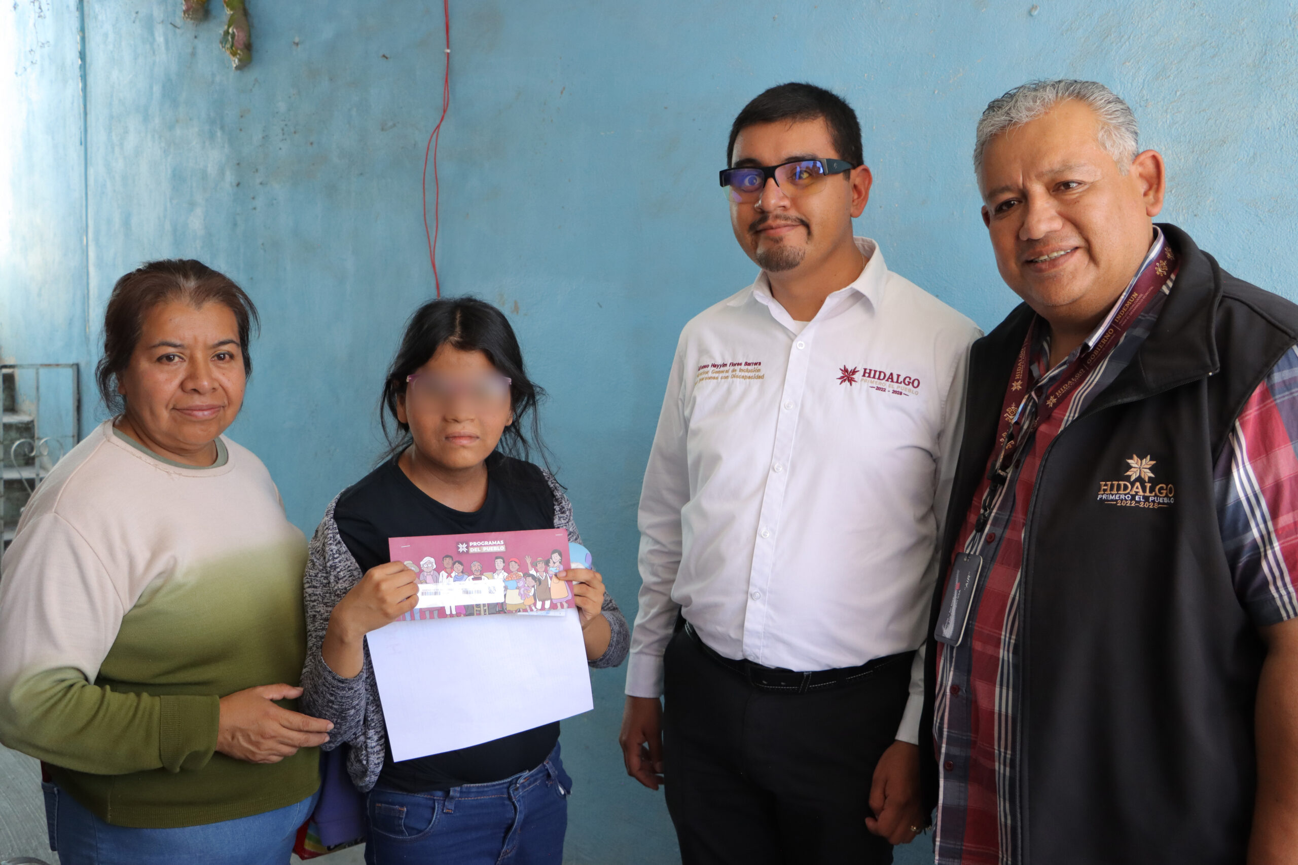 Entregan tarjetas a domicilio a personas cuidadoras